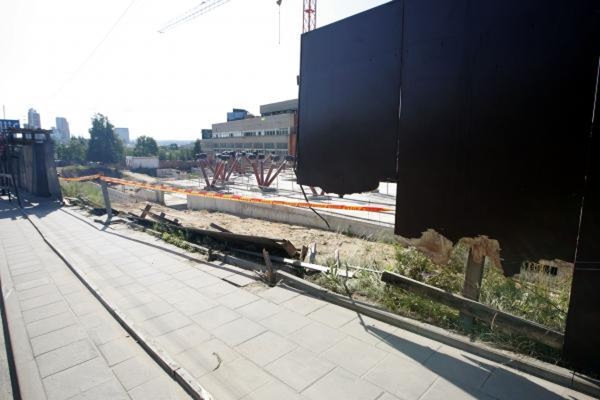 Jaunų vilniečių naktinis pasilakstymas baigėsi statybos aikštelėje