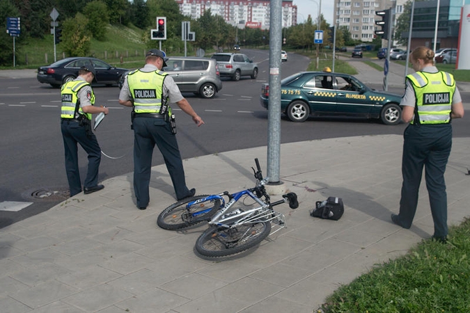 Atsitrenkęs į stulpą dviratininkas pateko į ligoninę