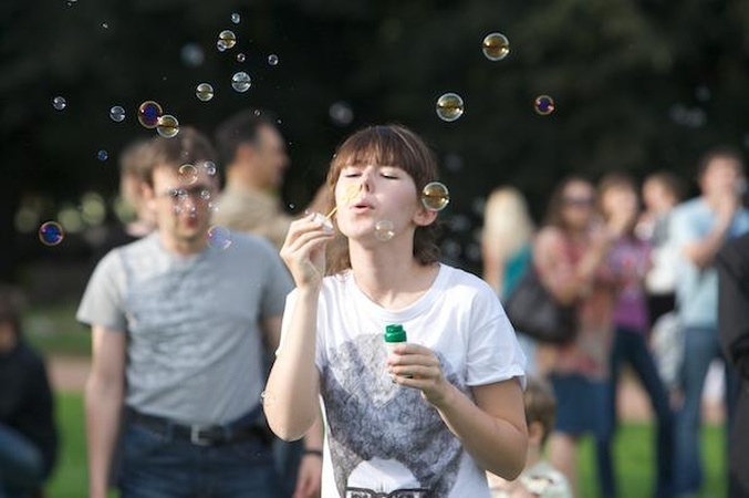 Virš Vilniaus Lukiškių aikštės pakilo muilo burbulai