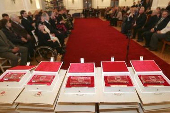 Kilniems kauniečiams - simboliniai stiklo kristalai