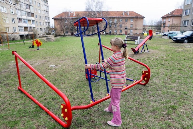 Ragina nesinaudoti neužbaigtomis įrengti žaidimų aikštelėmis  