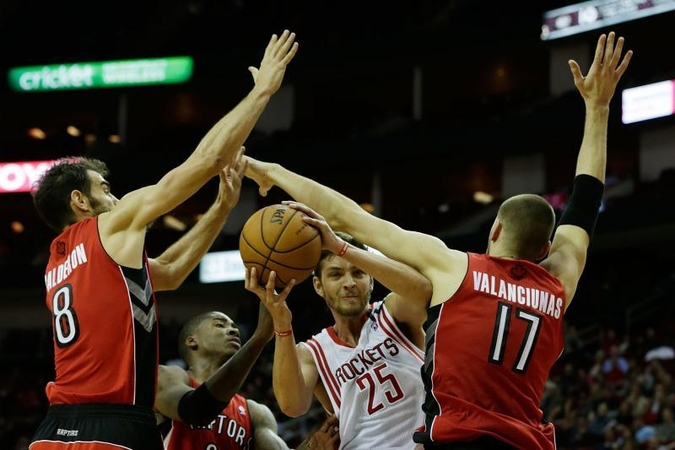 Trijų lietuvių akistatoje NBA arenoje taškus pelnė tik J. Valančiūnas