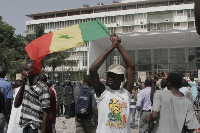 Senegalo sostinėje įtūžę gyventojai padegė kelis vyriausybinius pastatus