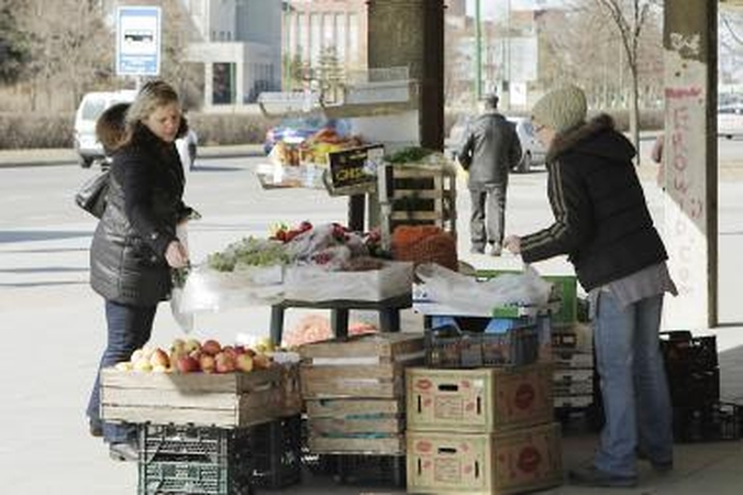 Saulė išviliojo gatvės prekeivius