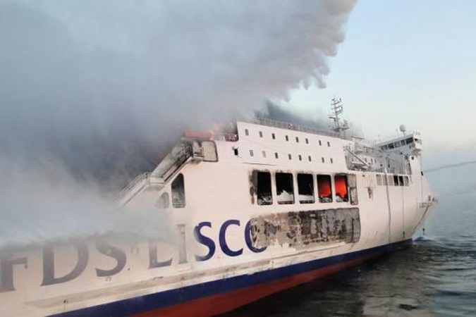 Sudegęs "DFDS Lisco" keltas parduotas metalo laužui