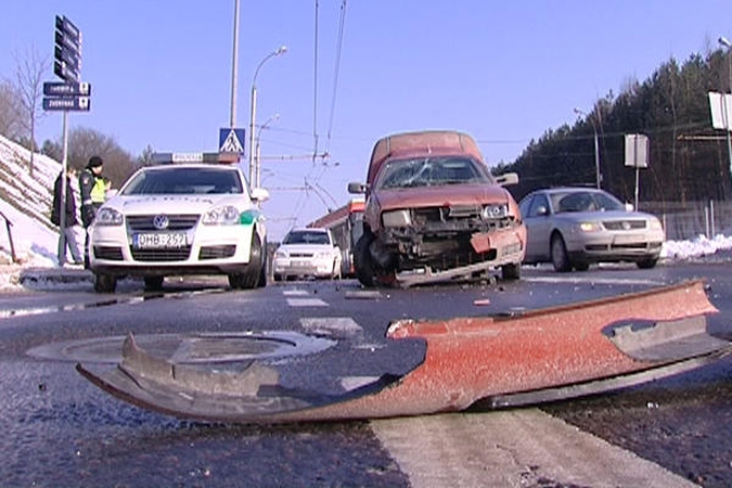 Į kalną lėkdamas vyriškis parbloškė pėsčiąjį ir apgadino du automobilius