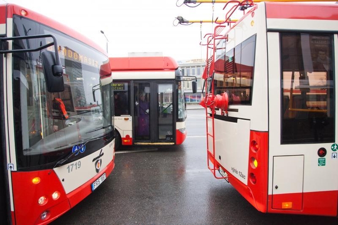 Troleibusą bandęs remontuoti vairuotojas nukrito - vyriškį ištiko koma