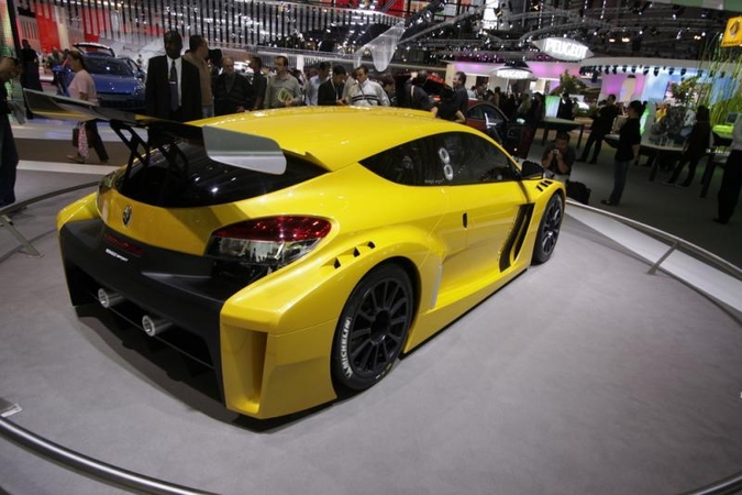 „Megane RS“ - „Lamborghini“ vargšams, kuriuo ir į trasą, ir į darbą