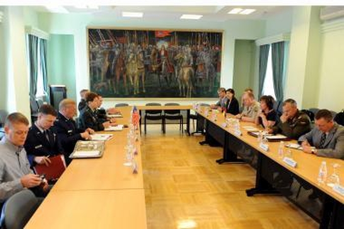 R.Juknevičienė diskutavo su įtakinga JAV kariške