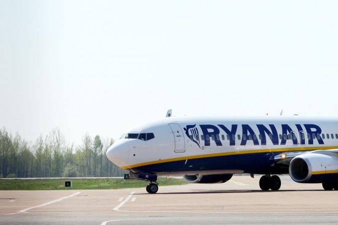 „Ryanair“ žada skrydžių metu rodyti pornofilmus