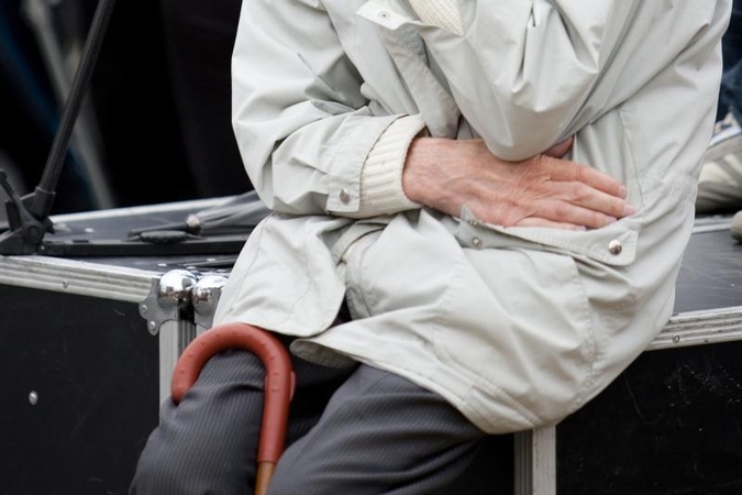 Rusija: 70-metį vyriškį laikė kieme prirakintą grandine