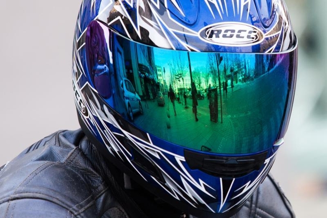 Policininko vairuojama mašina partrenkė motociklininką