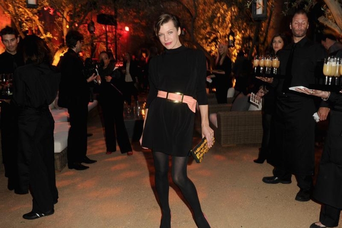 Holivudo žvaigždė Milla Jovovich nusiskuto pusę galvos
