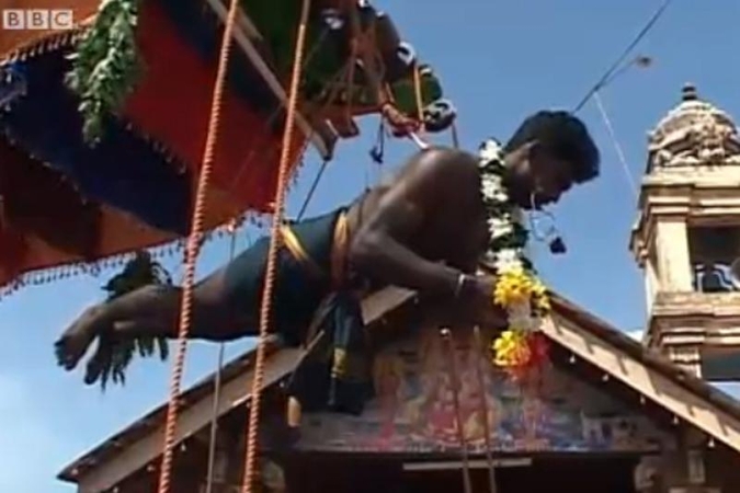 Atgailaujantys Tamilų Tigrai renkasi induistiškos kankinystės ritualus