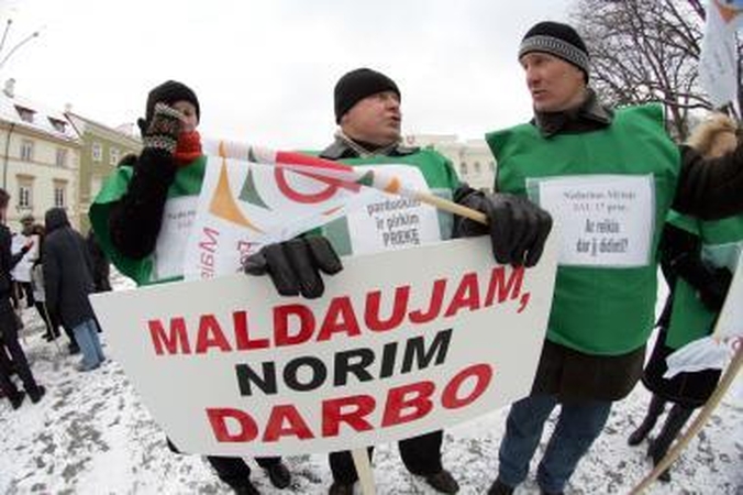 Įmonių vadovai dar bijo įsipareigoti, todėl darbuotojams siūlo tik trumpalaikes sutartis 