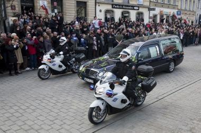 Kazachstane per laidotuves pagrobtas katafalkas