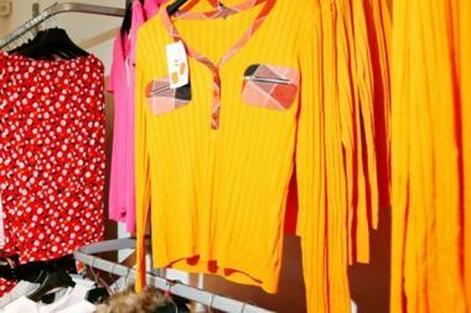 Moterys spintoje laiko 12 nenešiojamų drabužių 