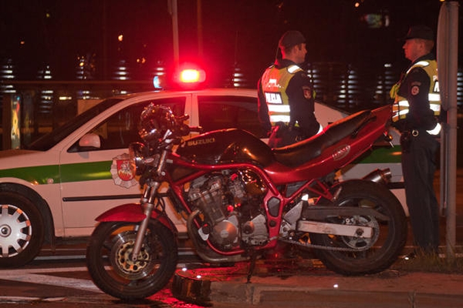 Vilniuje sužeistas „Audi“ parblokštas motociklininkas