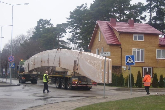Į Palangą atgabentos unikalios Sporto komplekso denginio sijos