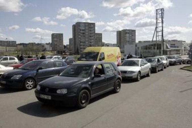 Protestuojantys vairuotojai blokavo degalines