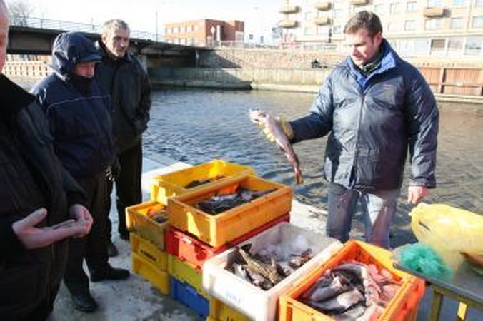 Žvejai žuvimi prekiaus trijose vietose