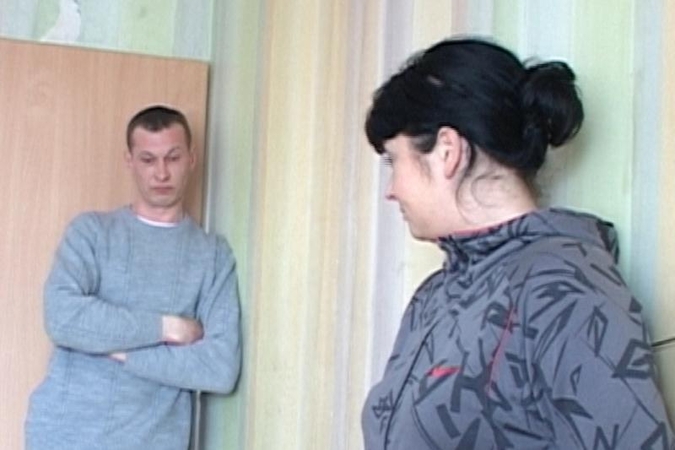 Į užsienį išvykus vyrui, žmona paliko vaikus ir nakvoja pas meilužį