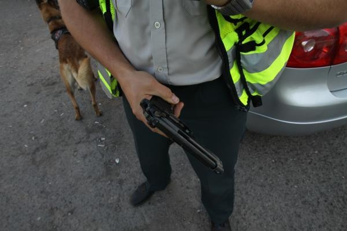 Valydamas ginklą policininkas persišovė koją