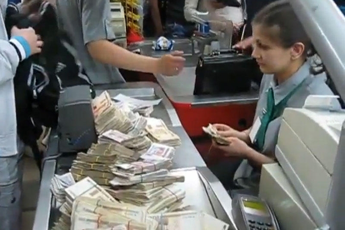Baltarusija: už pirkinius - pilna kuprinė banknotų