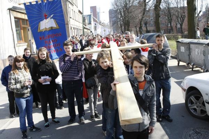 Klaipėdos gatvės tapo Kryžiaus keliu (pamaldų laikas)