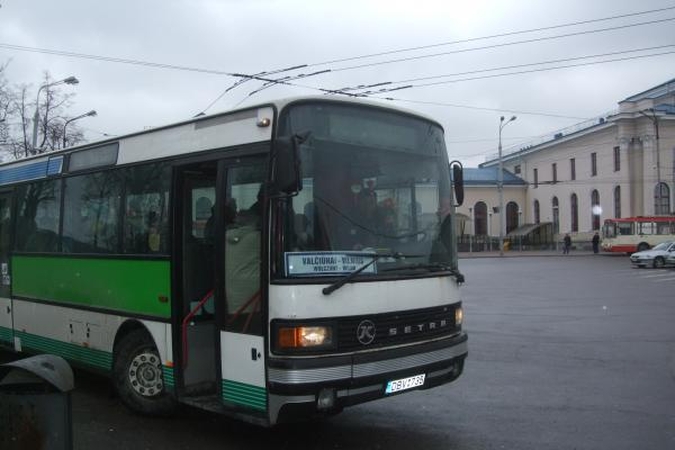 Įmonė įspėta nuo autobusų nuimti lenkiškus maršrutų pavadinimus