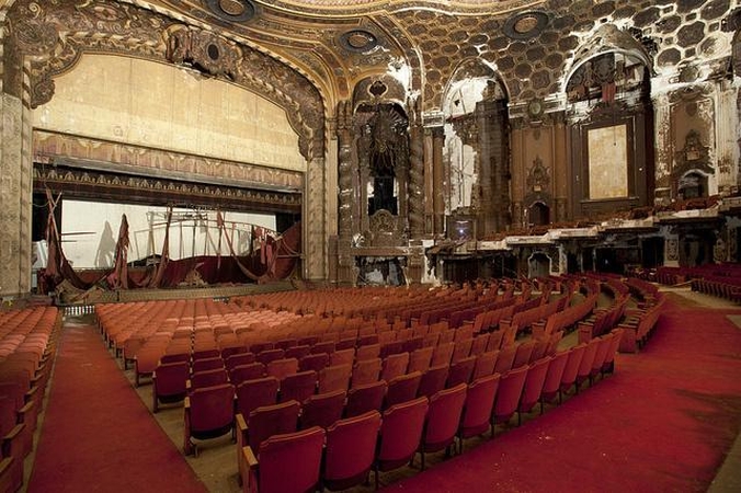 Nuotraukose fiksuoja apleistus kino teatrus
