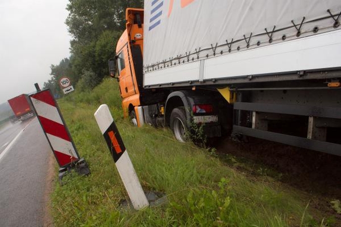 Nuo kelio nulėkusio vilkiko vairuotojas: „užmigau“