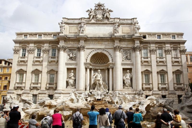 Pradėjo byrėti garsusis Trevi fontanas Romoje