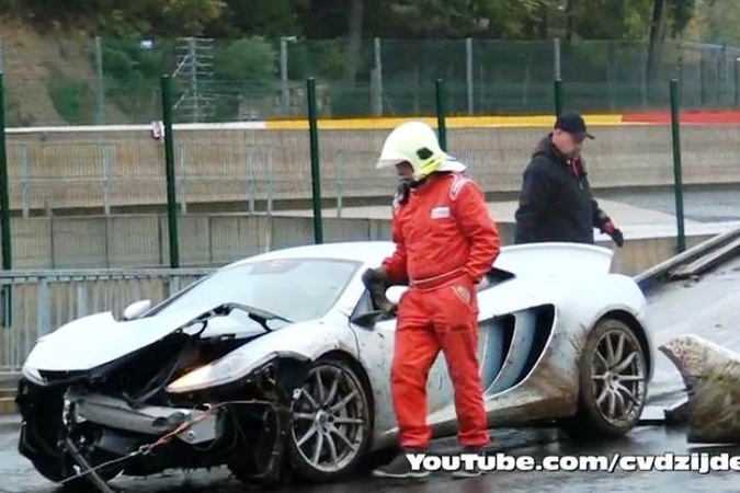 Sudaužytas naujutėlaitis „McLaren MP4-12C“ 