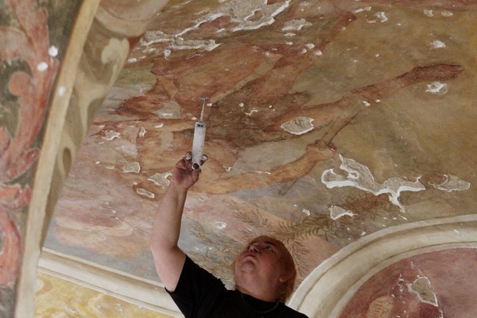Restauratoriai apkaltinti cenzūravę dviprasmę freską 