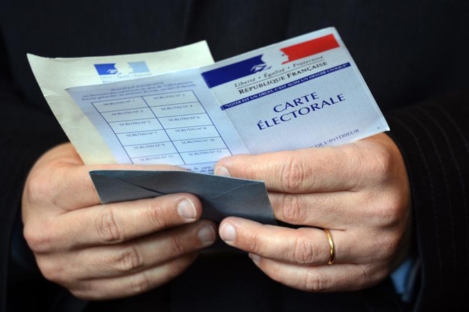 Balsuojantys Paryžiaus turtingieji tikisi užkirsti kelią F.Hollande'ui