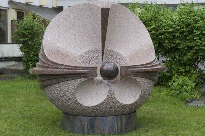 Konstitucijos pr. - skulptūra „Lietuvos istorijos glėbyje“
