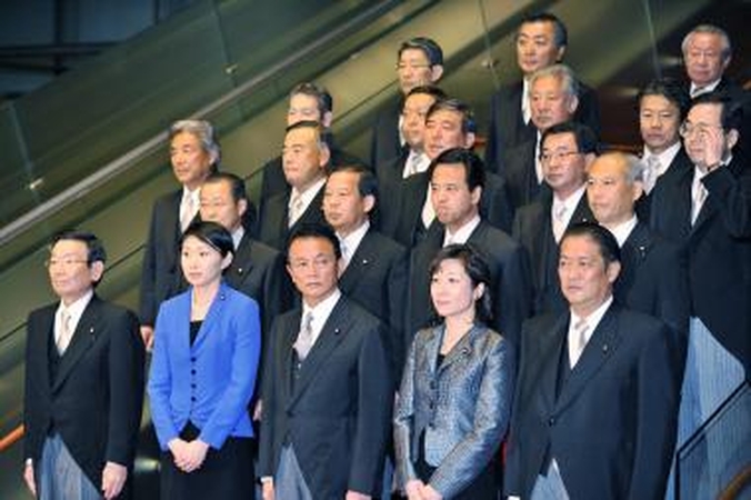 Japonijos premjeras apkarpė atlyginimus sau ir ministrams