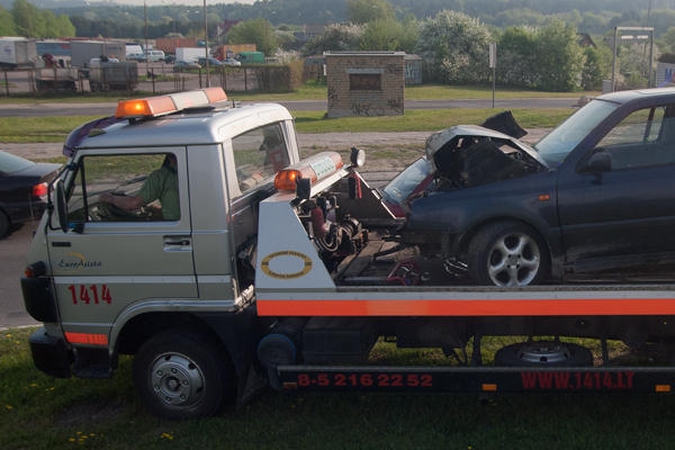 Po avarijos girtas vairuotojas iš rankų nepaleido butelio