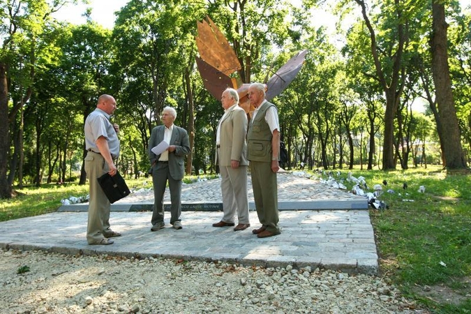 Pasityčiota iš paminklo Motinai