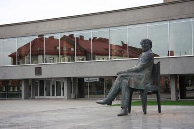 J.Miltinio dramos teatras neišsivaduoja iš intrigų sūkurio