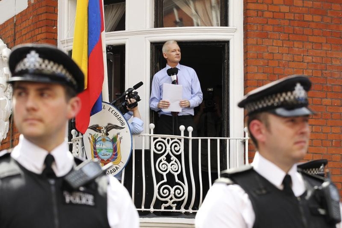 J.Assange'as ambasadoje naudojasi mikrobangų krosnele ir treniruokliu