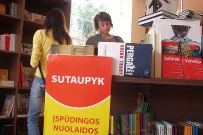 Knygų leidėjai ir prekybininkai mėgina aplenkti krizę