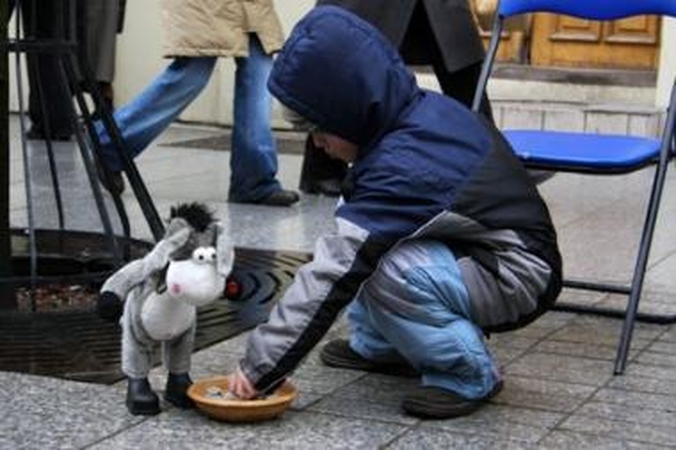 Neduokite elgetaujantiems vaikams pinigų!