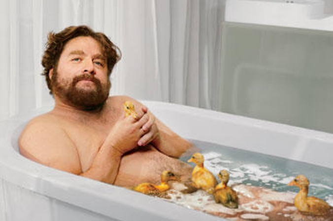 „Pagirių Tailande“ žvaigždė Z.Galifianakis: nuogas, vonioje ir su gyvais ančiukais