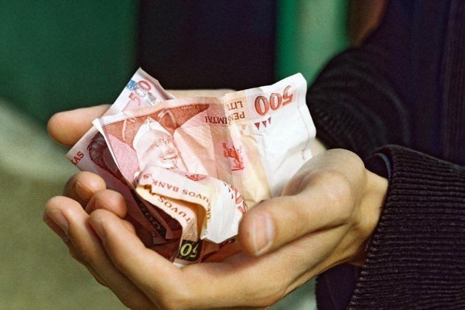 Degalų prekeiviai Konkurencijos tarybą privertė tirti komercinių bankų įkainius
