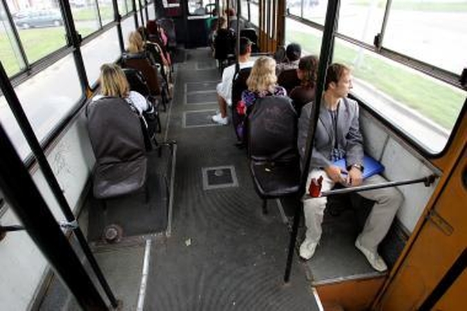 Kaune iš maršrutinio autobuso iškrito senutė  