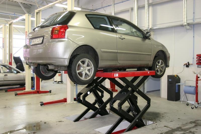 Jaunieji automechanikai žinių sėmėsi Lietuvos autoservisuose