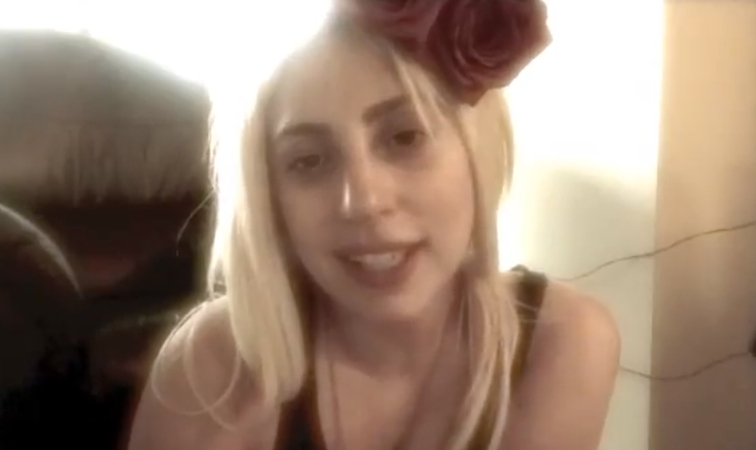 Lady Gaga demonstruoja savo apnuogintas krūtis buitiniame vaizdo įraše