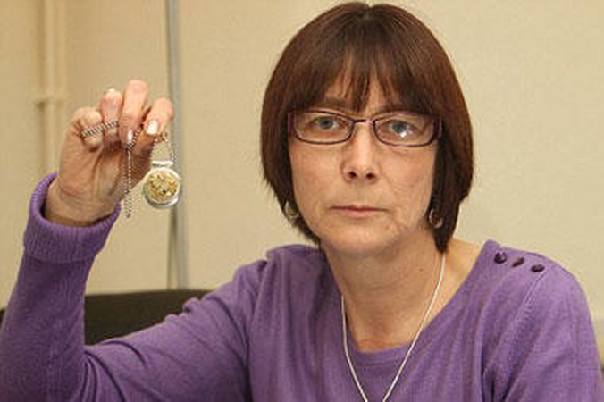 Britė iš velionio vyro pelenų visai šeimai pagamino papuošalų